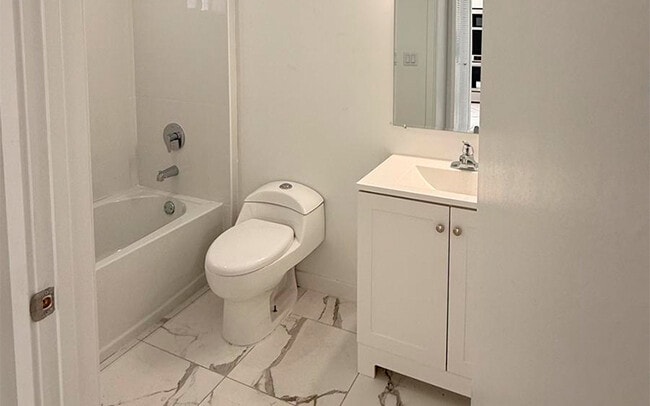 Photo - 811 E 52nd St Unit 101