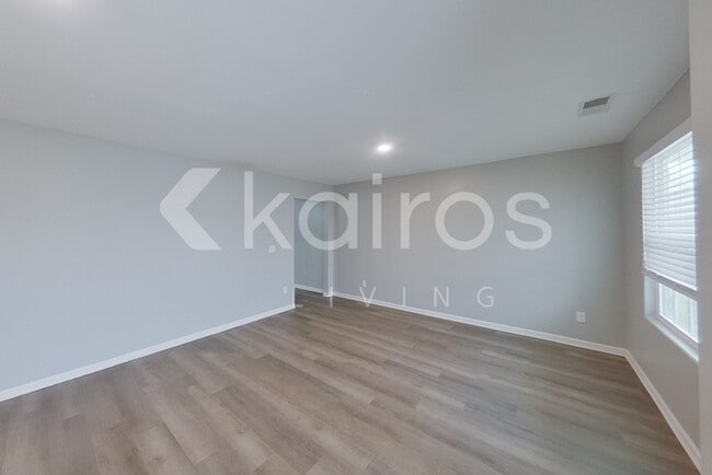 Photo - 35 E Luminous Way