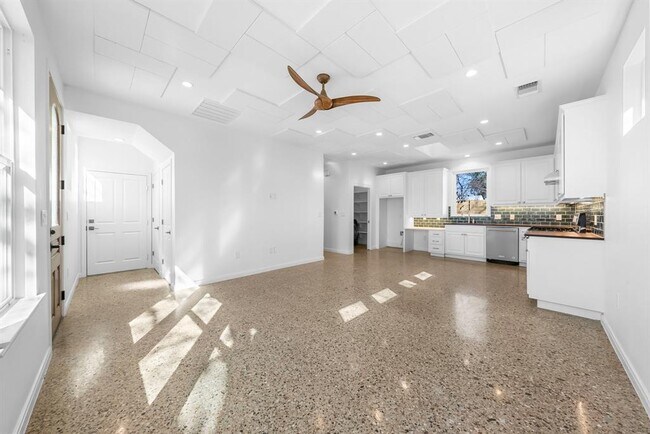 512 W St Johns Ave Unit B (back unit)