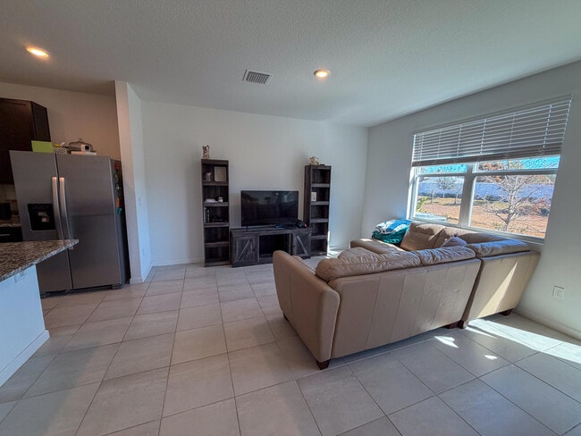 Photo - 676 Salisbury Cir