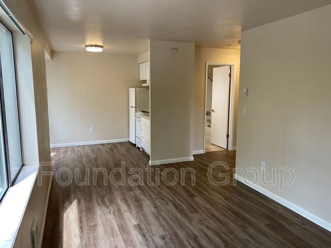 Building Photo - 400 10th Ave