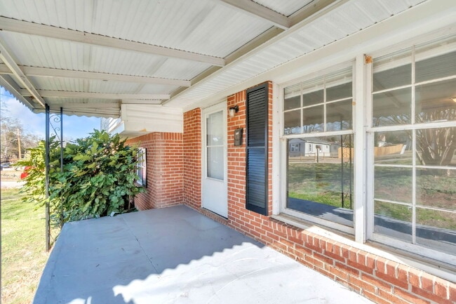 Photo - Spacious 4BR, 2BA Tri-Level Home with versatility and flexibility. $1675 /mo rent***