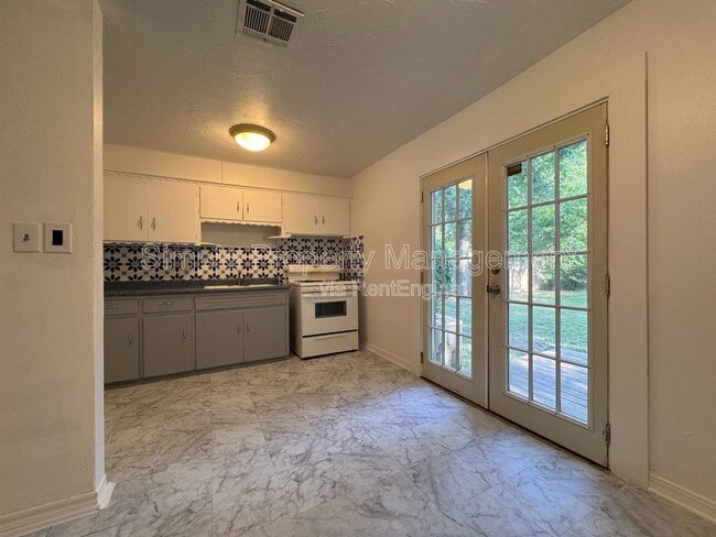 Photo - 1108 W Apache St