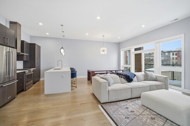 Photo - 725 W 17th St Unidad 3