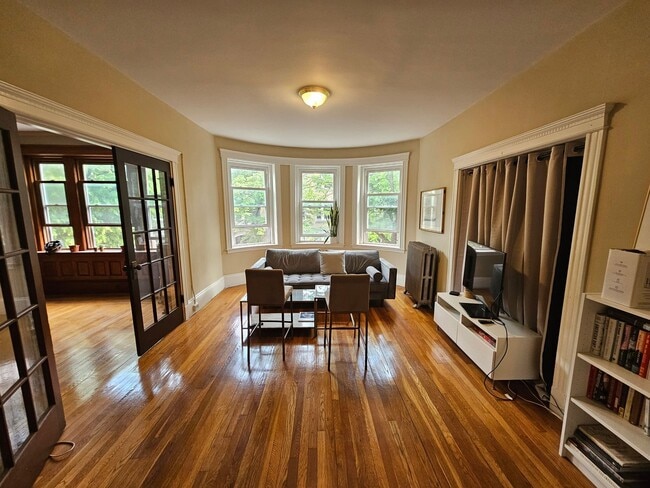 Building Photo - WOW!!   BIG 5 BED BY B.U.