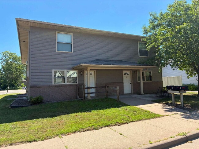 Building Photo - 2 bed 1 bath close to UWEC just off Water St. Available June 1st! Unit 2