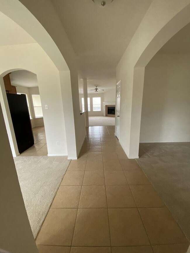 Building Photo - AVAILABLE SOON! - 2 WEEKS FREE!