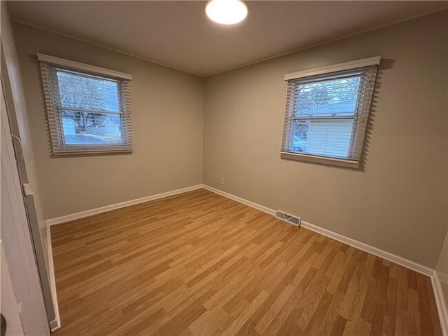 Photo - 103 Renwick Ln