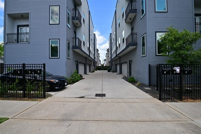 Photo - 1117 W 16th St