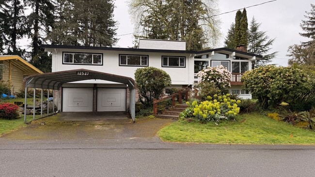 Building Photo - Spacious 5-Bed, 2.5-Bath Home in Newport Hills, Bellevue