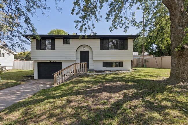 Building Photo - Updated Lincoln 3 Bedroom!!