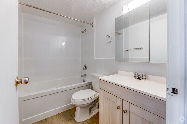 2BR, 1BA - 615SF - Bathroom - 135 Isabella St