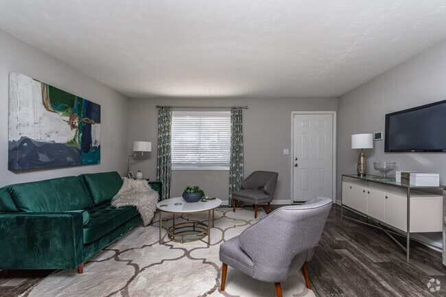 2BR, 2BA - 990 SF