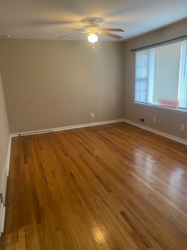 3 bd / 1.5 ba house for rent Ready to cal... Rental For Rent in