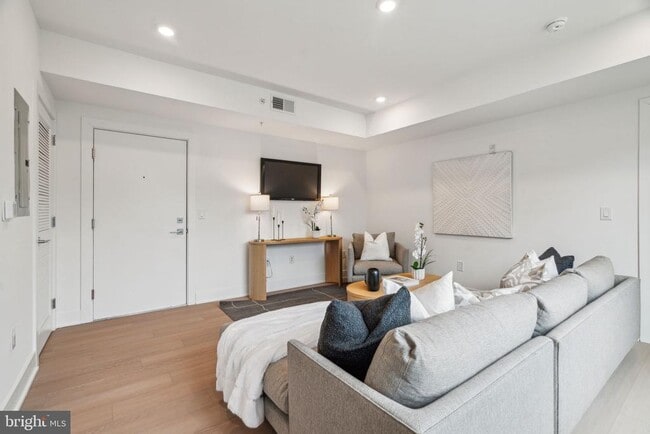 Building Photo - 2000 Dreer St Unit 606