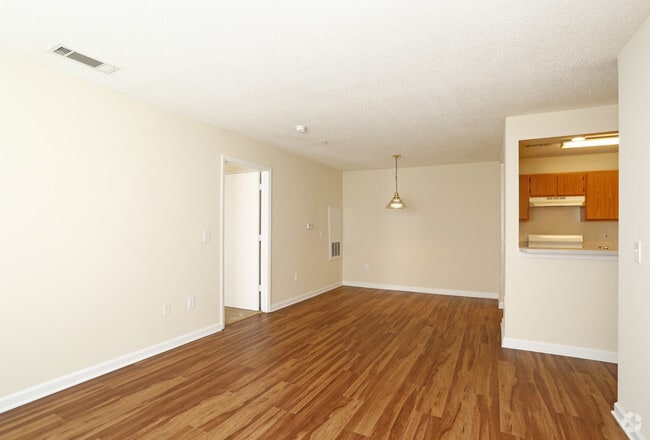 2BR, 2BA - 938sf- Living Area