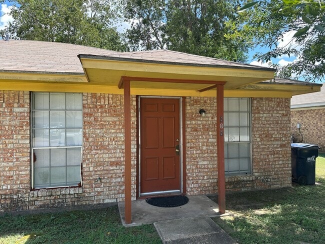 Photo - College Station - 2 bedroom - 1 bath - fenced in yard - WD connections