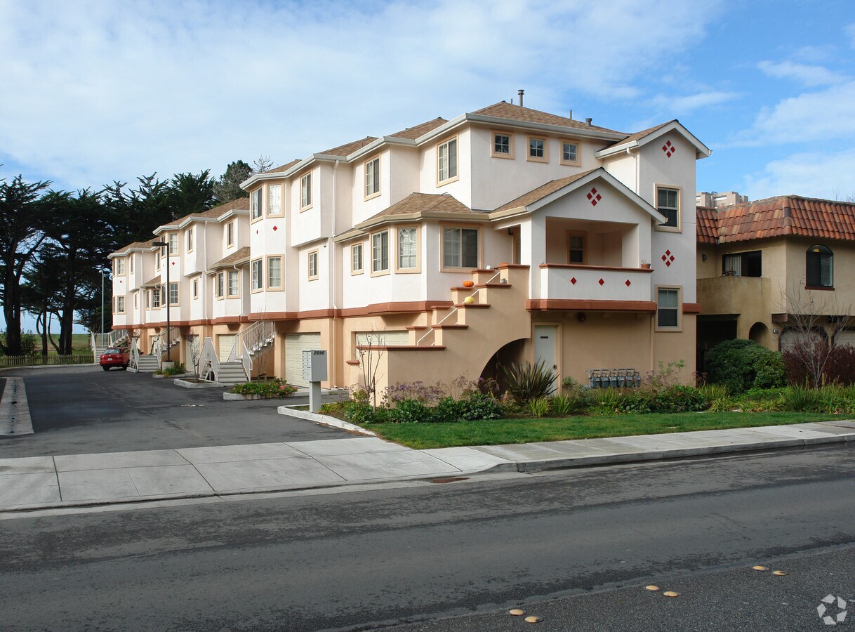 Pacific Pines Apts - Pacific Pines Apts