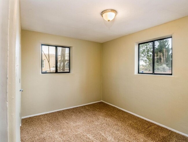 2838 Aliso Dr NE