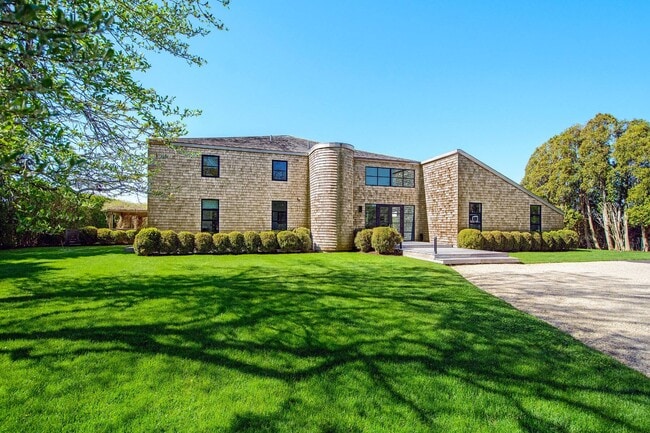 Building Photo - 811 Halsey Ln