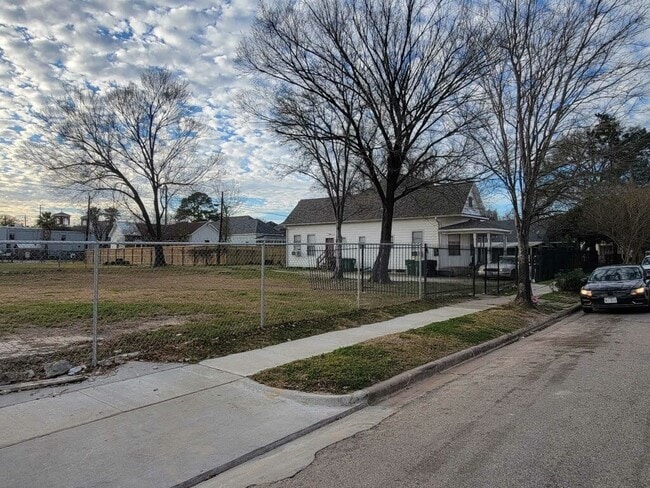 Photo - 1905 Chapman St