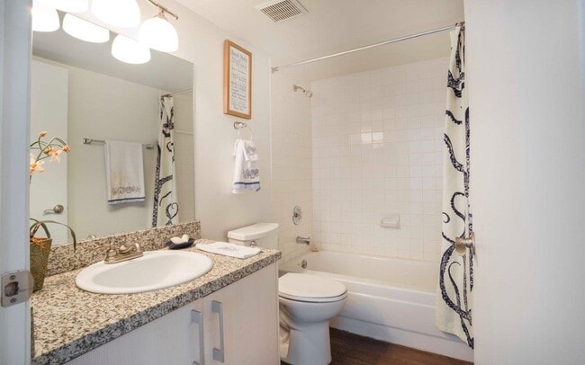 OCEANWALK-APARTMENTS-KEY-WEST-FL-BATHROOM-02