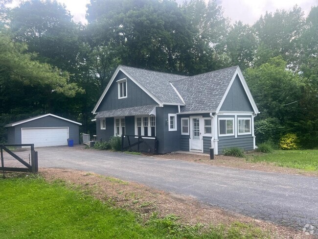 Building Photo - W330N4503 Lakeland Dr Rental