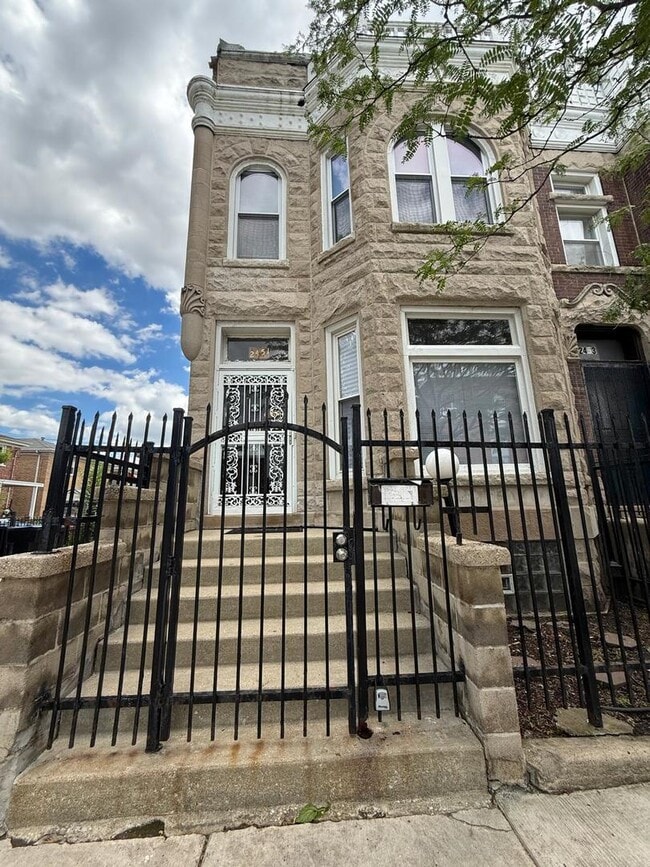 Building Photo - 2451 W Jackson Blvd