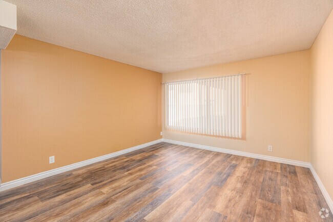 1BR, 1BA - 625SF - Living Room