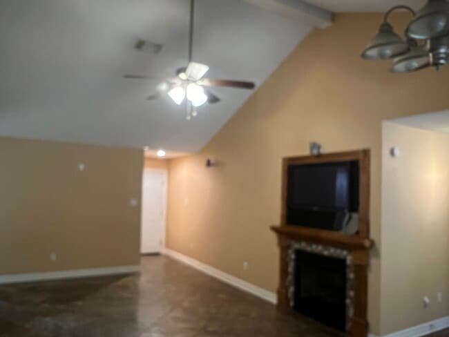 Living - 311 Standifer Ave