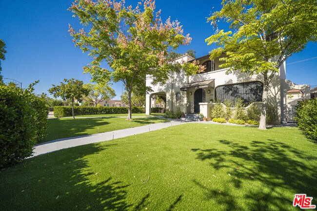 Building Photo - 1081 S Rimpau Blvd Rental