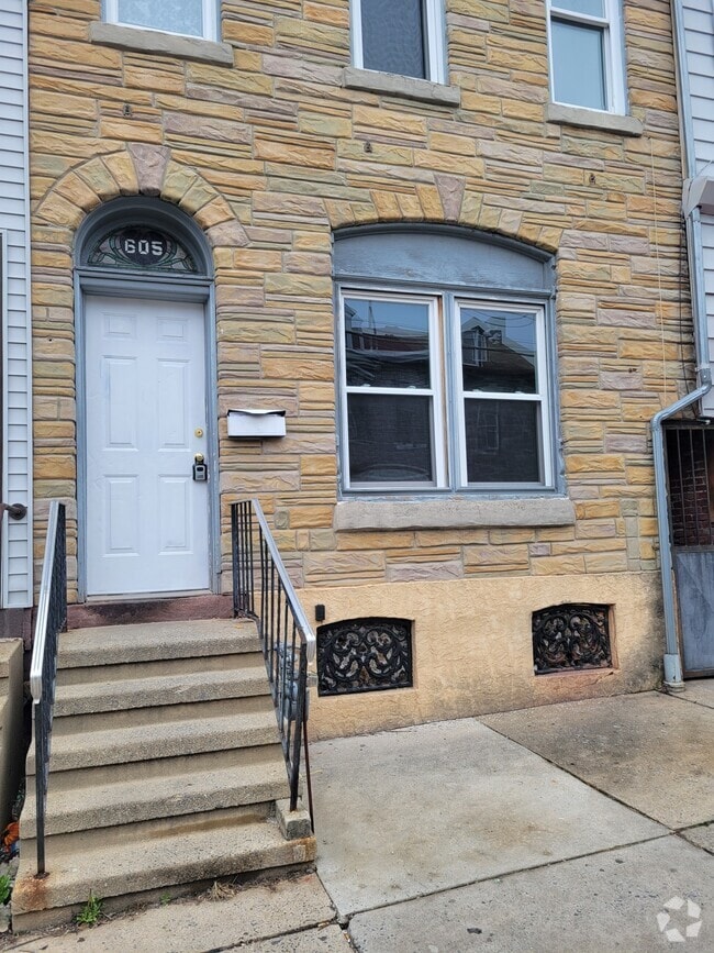 Building Photo - 605 N 10th St Rental