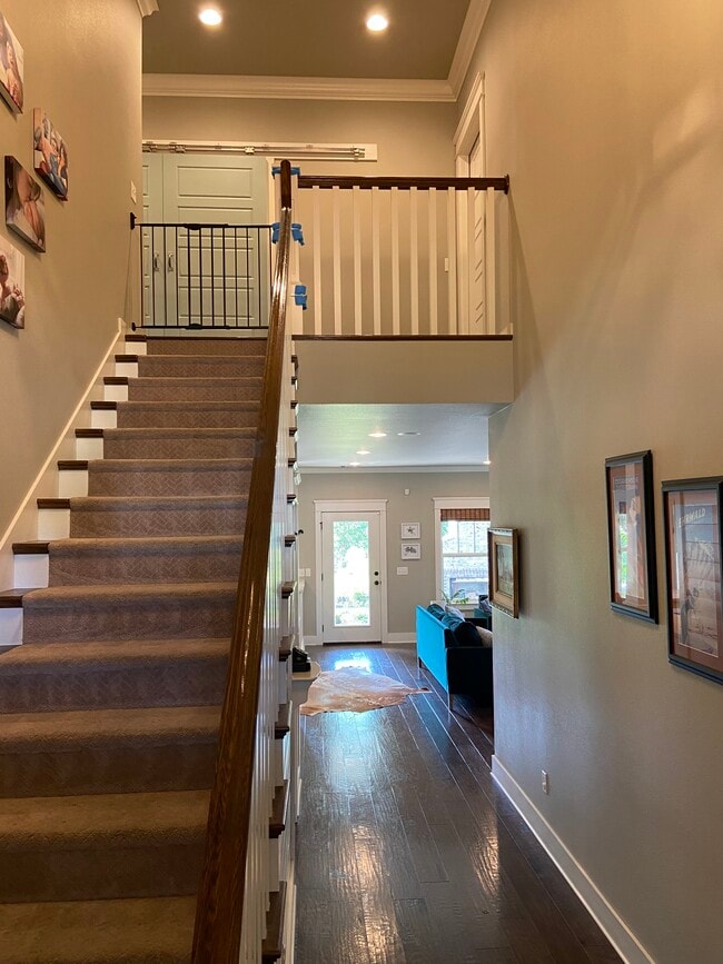 Photo - 612 Clinton Cir