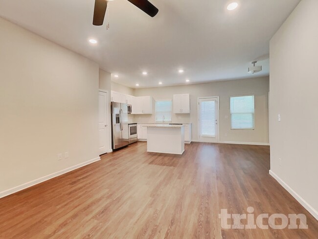 Photo - 1576 Queen Elizabeth Dr