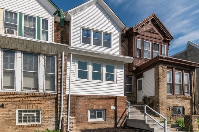 Building Photo - Recently renovated home in South West Phil...