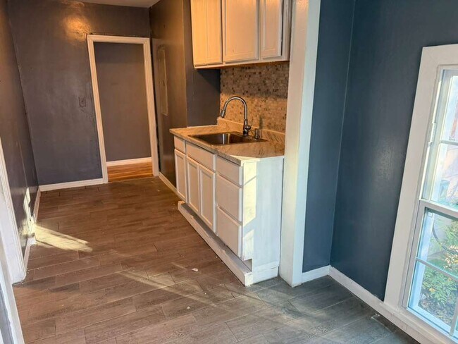 Photo - 1976 Lambert St