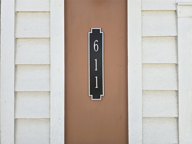 Photo - 611 Emile St