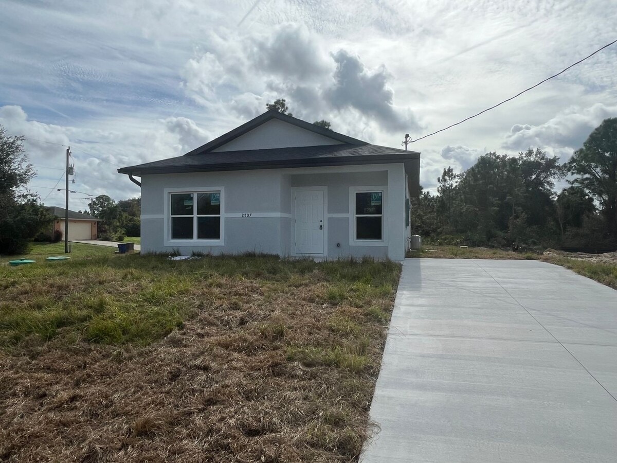 Photo - Brand new 2/1 -LARGE BACK YARD- LEHIGH ACRES