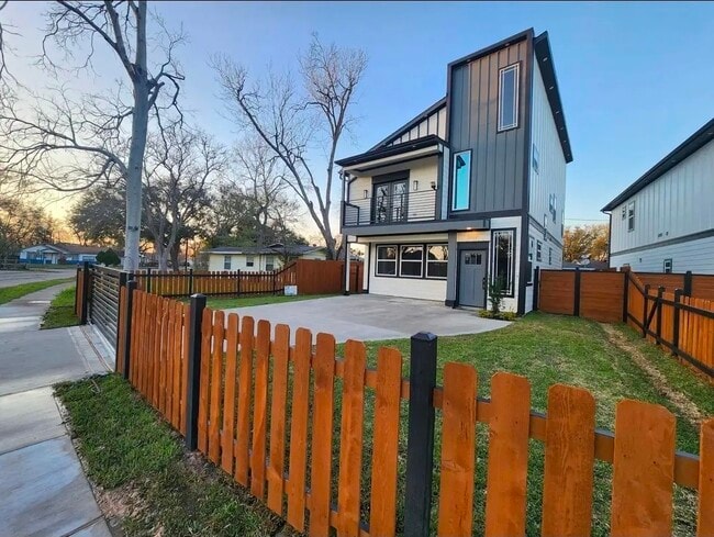 Photo - 1002 Natchez Ave