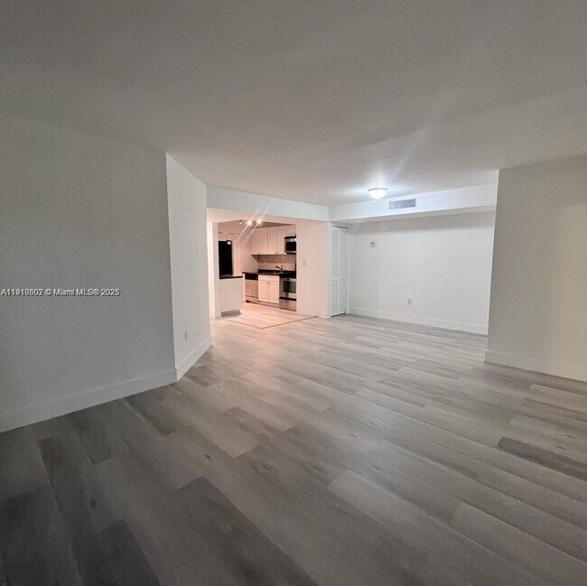 Building Photo - 933 NE 199th St Unit 104