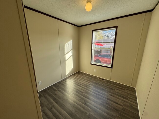 Photo - 48582 Lakeview E