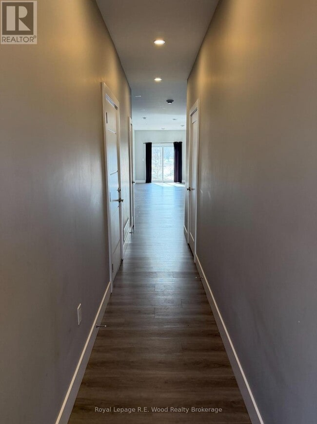 Photo - 335 John St S