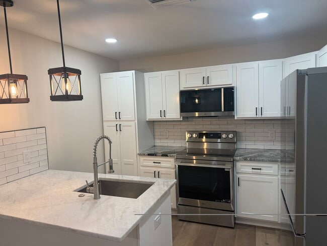 Kitchen - 925 24th Ave N Unit Half