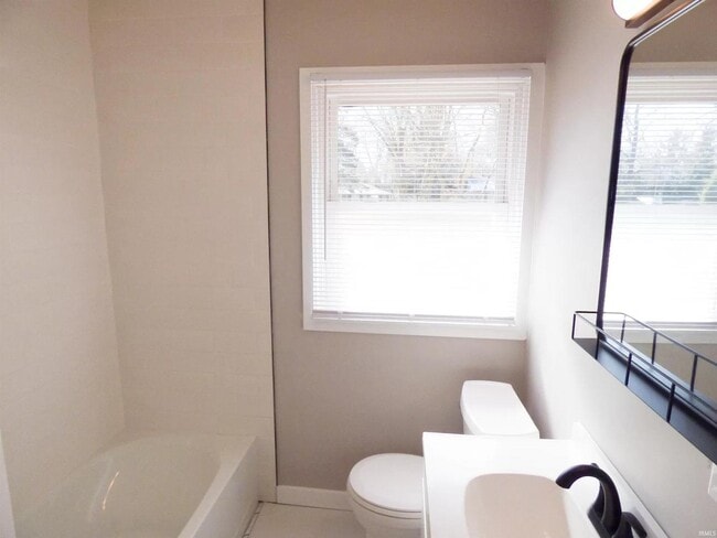 Building Photo - 19025 Oakmont S Dr Rental