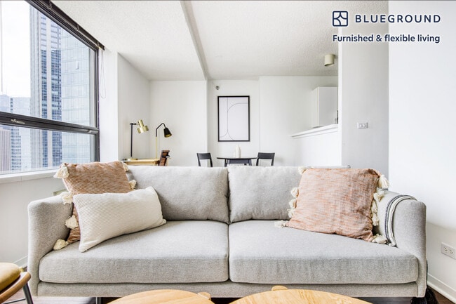 Photo - 445 E Ohio St Unidad FL26-ID410