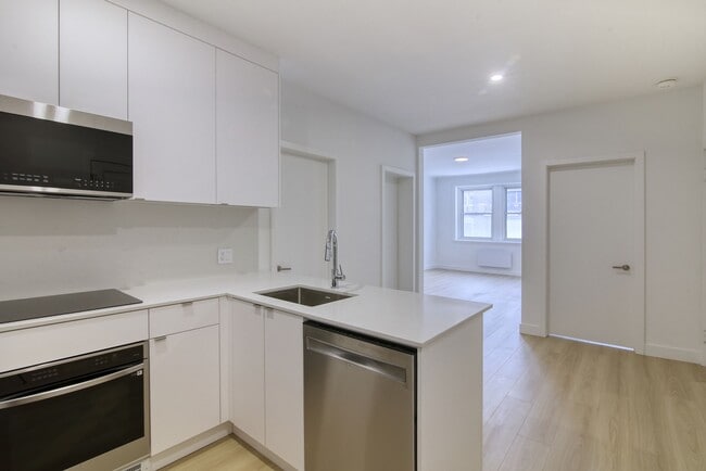 Building Photo - 5530 Chem. de la Côte St Luc Unit 4