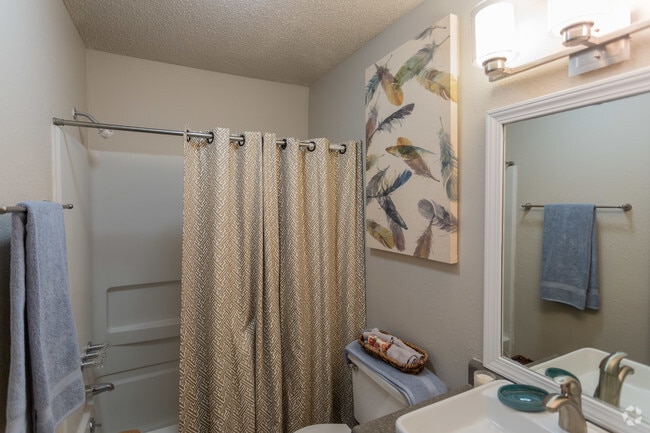 2BR, 2BA - McKenzie - 972 SF