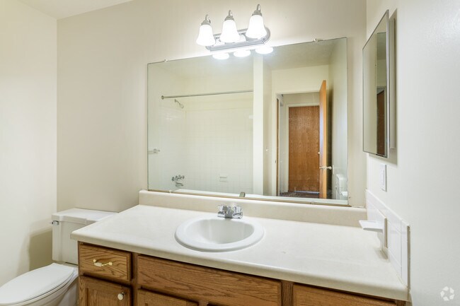 2 BR, 1.5 BA - 936 SF