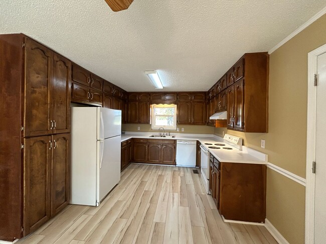 Photo - 3664 McIntosh Rd