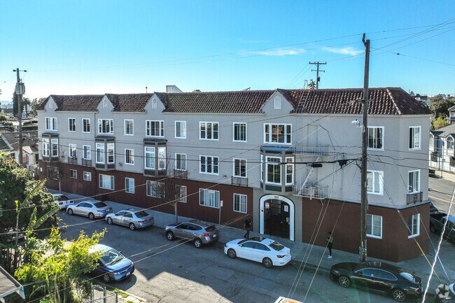 Building Front - The Kensington Plaza Apartments